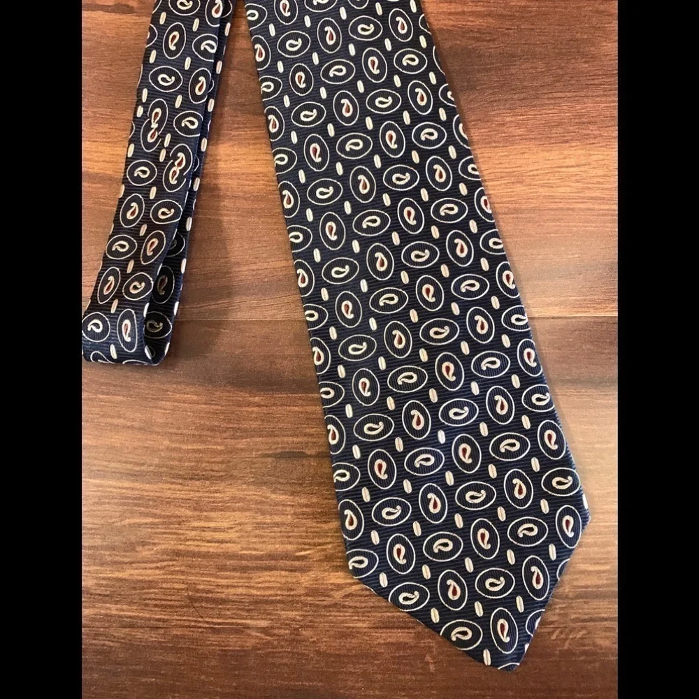 🍁END of YEAR SALE🍁LORD & TAYLOR 100% Italian Silk Paisley on Black  Necktie